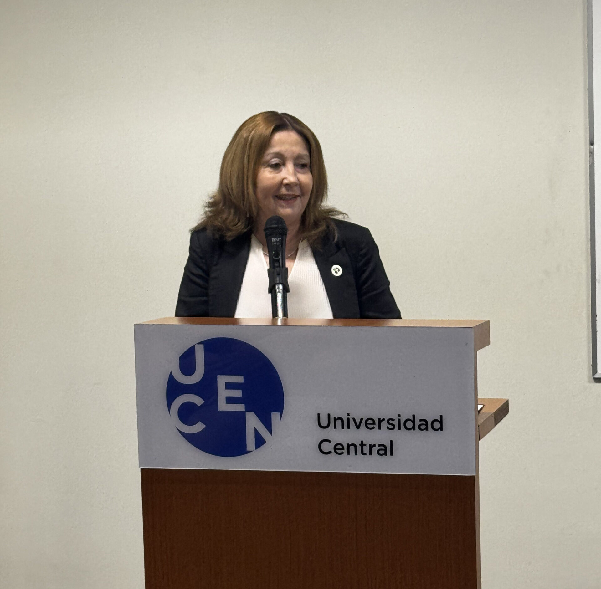 Decana de la Facultad de Medicina y ciencias de la Salud dando las palabras de bienvenida en Sede Santiago